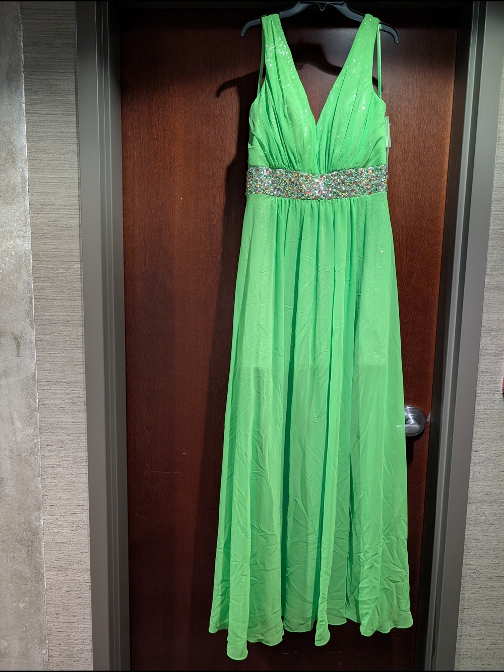 Jovani E30033 Lime Green V-Neck Size 10 Prom Gown
